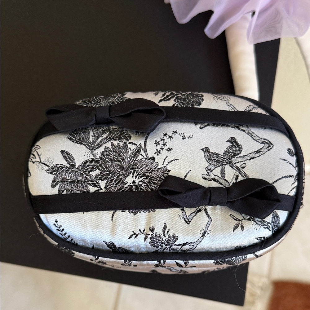 Goody Elegant Black and White Floral Cosmetic Bag - Picture 2 of 8